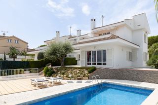 House in Urbanitzacions. Casa con piscina y vistas al mar en sant pol de mar