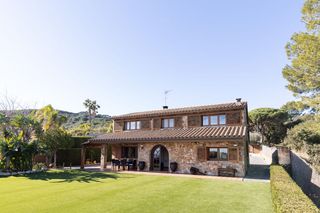 Casa a Nucli Urb�. Elegante casa familiar en argentona con vistas al mar y privacid
