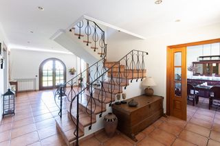 Casa en Nucli Urbà. Elegante casa familiar en argentona con vistas al mar y privacid