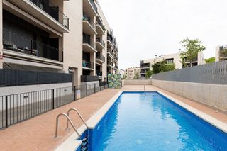 Apartament a Centre. Piso seminuevo con parking, trastero y piscina comunitaria en ar