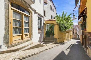 Casa a Centre. Conjunto de tres viviendas independientes en el centro de arenys