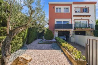 Casa in Zona alta. Casa adosada a tres vientos con jardín en arenys de mar