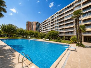 Apartament a Sant Vicenç Platja. Apartamento en sant vicenç de montalt con vistas al mar y piscin