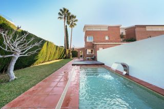 Casa adossada a Sant Vicen� Platja. Casa con piscina y jard�n a 5 minutos de la playa en sant vicen�