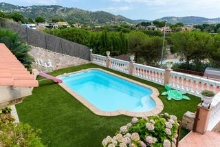 Casa a Calella. Casa con jardín y piscina con vistas al mar en calella