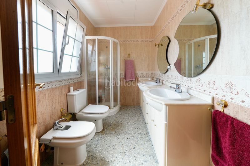 Foto f95e4d1f-2cdb-462c-a638-b95db9f08373. Casa amb calefacció aparcament piscina a Calella