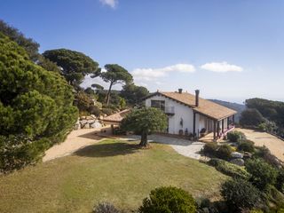 House in Centre. Casa en venta en mataró con vistas al mar y amplio terreno