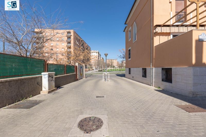 Foto a04d47da-567a-4b4e-8d63-0d83f8bee49d. Casa amb calefacció piscina a Av. F. Garcia Lorca - Nueva Estación Autobuses Granada