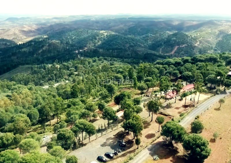 Foto aefed537-706b-4292-9cc4-fb74772d2f34. Edifici amb piscina a Calañas
