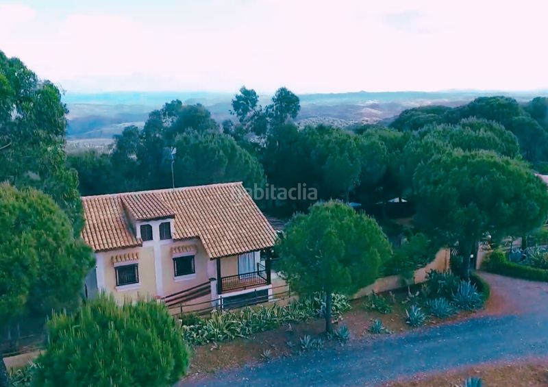 Foto d024d575-911c-49ec-8254-6ce3ae9fa065. Edifici amb piscina a Calañas