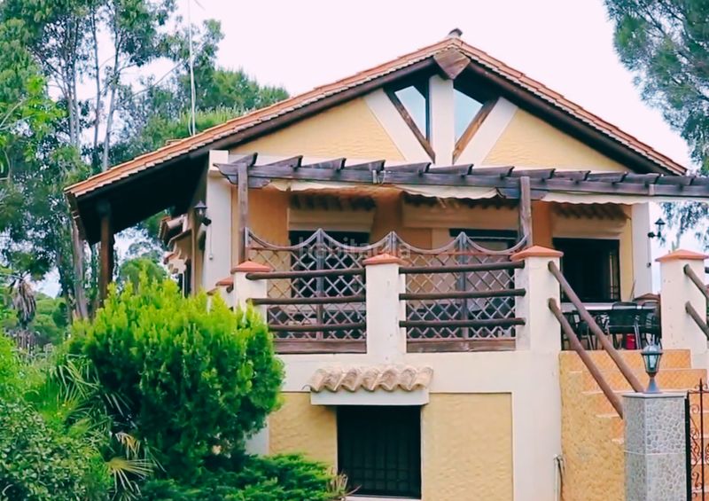 Foto d8e6713b-fe6c-4e6d-84dc-bd130df47b04. Edifici amb piscina a Calañas