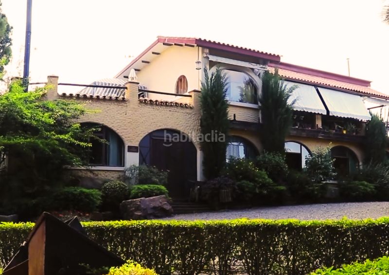 Foto f5578813-8a70-42d9-afd9-74b58536081c. Edifici amb piscina a Calañas