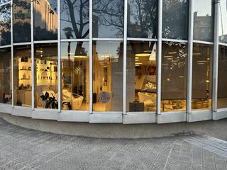 Rent Business premise in Gran via de carles iii 98. Local  edificios trade  les corts