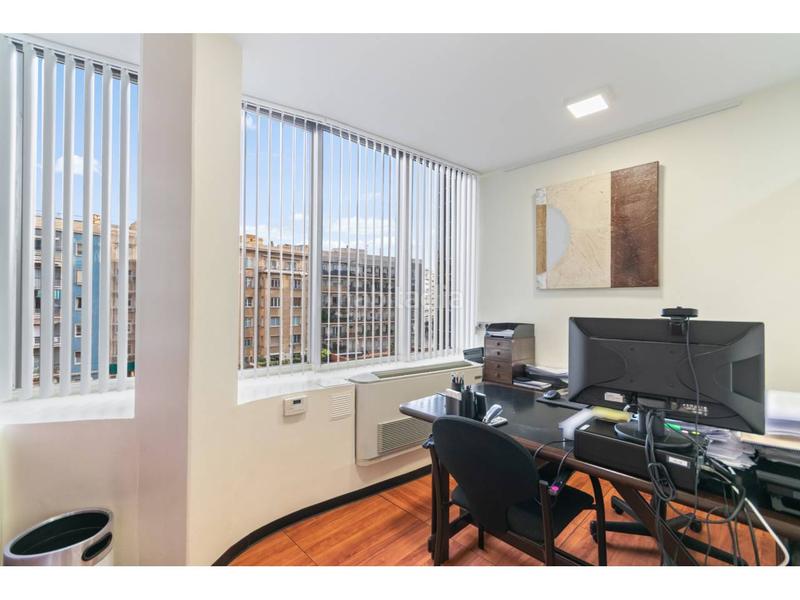 Foto bc9a782a-fec0-41fd-8812-dd842976a460. Oficina amb calefacció aparcament a Barri de les Corts Barcelona