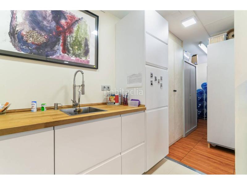 Foto c00160c8-f40a-4b1e-a6f8-21843a343156. Oficina amb calefacció aparcament a Barri de les Corts Barcelona