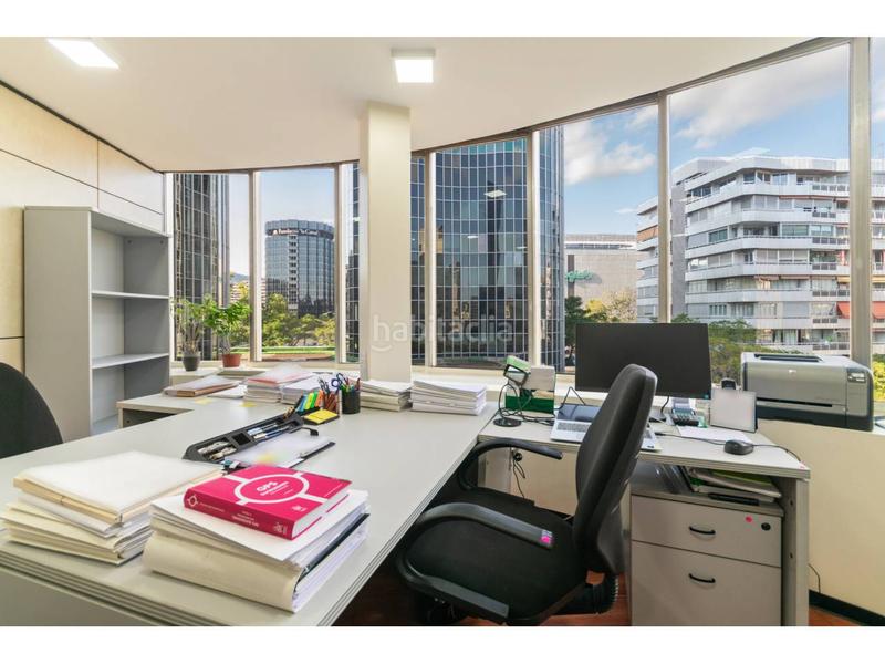 Foto f3ca7fb6-e9b6-4130-a0ef-3c033d82af13. Oficina amb calefacció aparcament a Barri de les Corts Barcelona