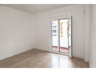 Etagenwohnung  Paseo maragall. Piso luminoso en buen estado cerca del metro