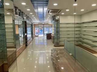 Lloguer Local Comercial  Avenida francesc macià. Local comercial  vilanova i la geltrú  frente al mercat
