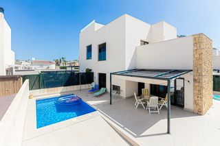 Chalet in Pueblo Bravo. Villa in rojales centro de la ciudad quesada