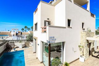 Chalet in Pueblo Bravo. Villa en rojales centro de ciudad quesada