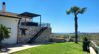 Xalet a Centro. Casa de alta gama con dos dormitorios y una amplia parcela priva