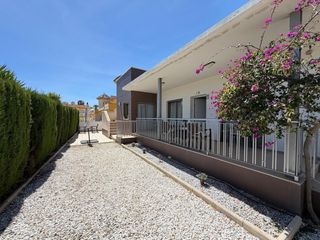 Casa en Rojales. Villa moderna independiente de cuatro dormitorios en la prestigi