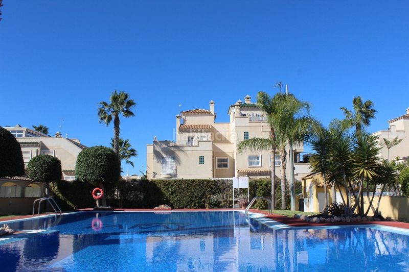 Foto fc9e75fe-b65a-4a5f-9224-317f8b6b1b29. Casa adossada amb piscina a Los Almendros Orihuela
