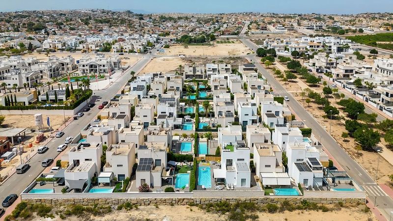 Foto b97ae046-9869-410c-ab37-e4153edf3ec1. Casa amb piscina a Rojales