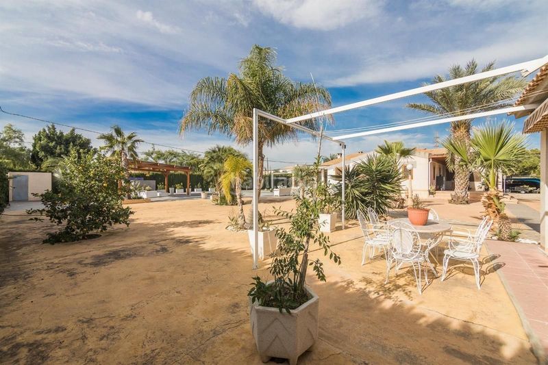 Foto c52ee2c3-6a2f-44c3-aecc-e93d7c75d7b4. Casa con piscina in Sector V Elche / Elx
