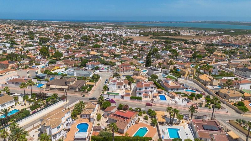 Foto f04c9554-8aa3-4672-817e-b2d505831329. Casa amb piscina a Centro de la Ciudad Quesada Rojales