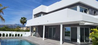 Chalet in Moravit-Cap Blanc. Villa totalmente nueva con seis dormitorios y vistas al mar en m