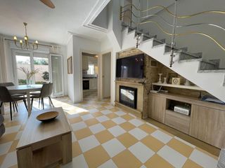 Casa in Nueva Torrevieja. Chalet independiente con garaje en aguas nuevas torrevieja