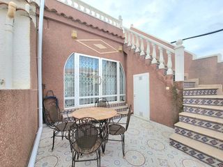 Casa adossada a Zona Carrefour - Urbanizaciones. Adosado esquinero de dos dormitorios en el chaparral, torrevieja