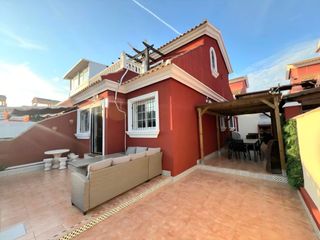 Casa adossada a Los Almendros. Adosado de tres dormitorios en la prestigiosa y tranquila zona d