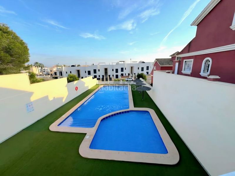 Foto 4d625e86-7ecf-493c-b925-95bfe376e2b0. Casa adossada amb piscina a Los Almendros Orihuela