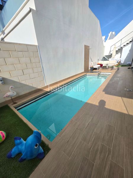 Foto a0a8b415-c219-4893-bccb-6b9a37df2e96. Casa adossada amb piscina a Lomas de Cabo Roig - Los Dolses Orihuela