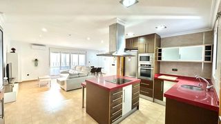 Apartamento en Antonio Machado. Amplio y espacioso apartamento de tres dormitorios a 900 metros