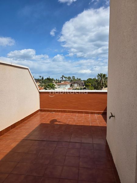 Foto 26911be9-ca54-4619-b243-62dd82575ce5. Casa adossada amb piscina a Rojales