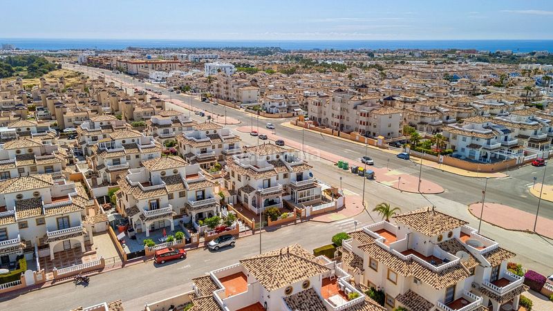 Foto 049a9438-26ef-4fb6-95b8-d60e4608466b. Casa adossada amb piscina a Lomas de Cabo Roig - Los Dolses Orihuela