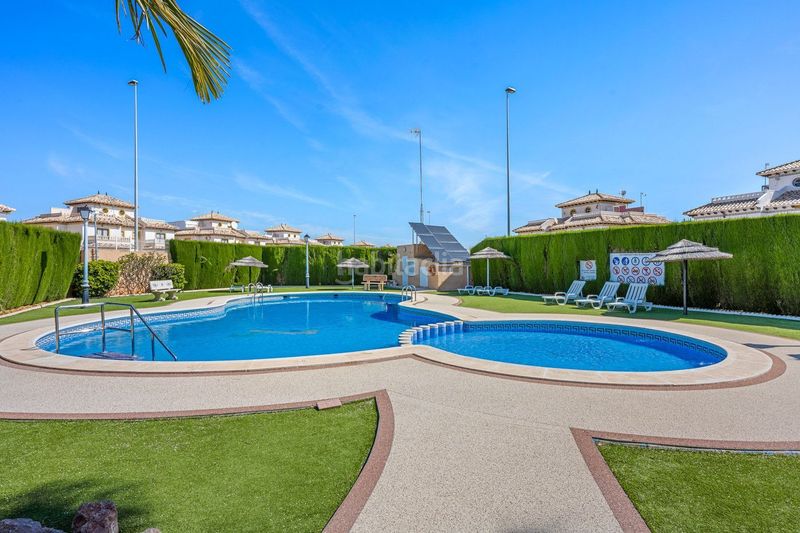 Foto 24254d55-268e-4fa9-8a15-aac7ae894cb9. Casa adossada amb piscina a Lomas de Cabo Roig - Los Dolses Orihuela