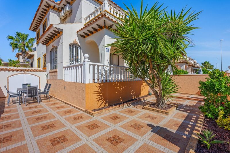 Foto 378d40b3-7c4d-4a5b-a94f-e82bf1049fa5. Casa adossada amb piscina a Lomas de Cabo Roig - Los Dolses Orihuela