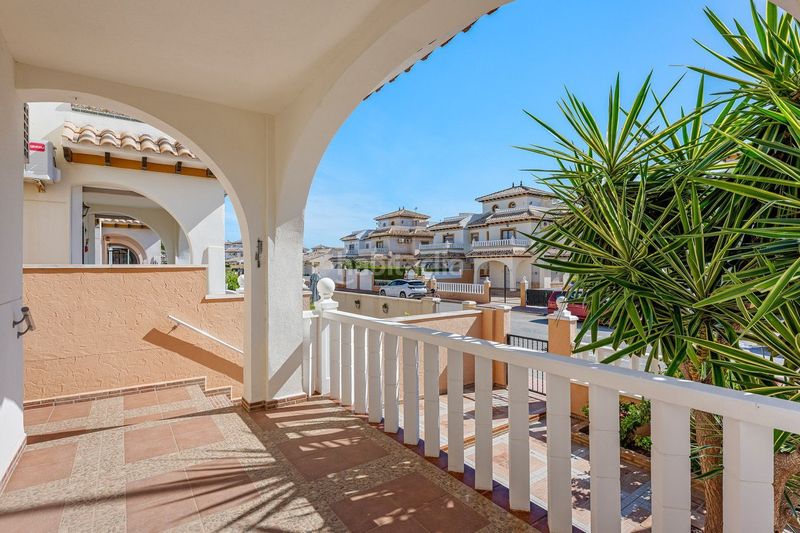 Foto 4f8ed549-a0d3-4a64-ae42-f4e9b14442ad. Casa adossada amb piscina a Lomas de Cabo Roig - Los Dolses Orihuela
