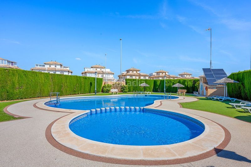 Foto 859b4ce6-5d1e-4733-b462-9c477a1ff28e. Casa adossada amb piscina a Lomas de Cabo Roig - Los Dolses Orihuela