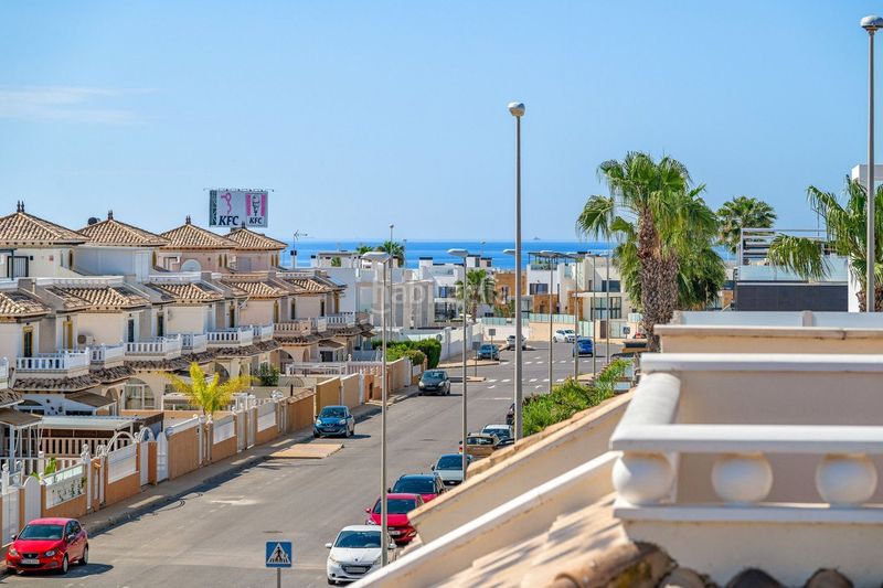 Foto d444c64b-9f36-4861-bdce-408ef93f7f14. Casa adossada amb piscina a Lomas de Cabo Roig - Los Dolses Orihuela