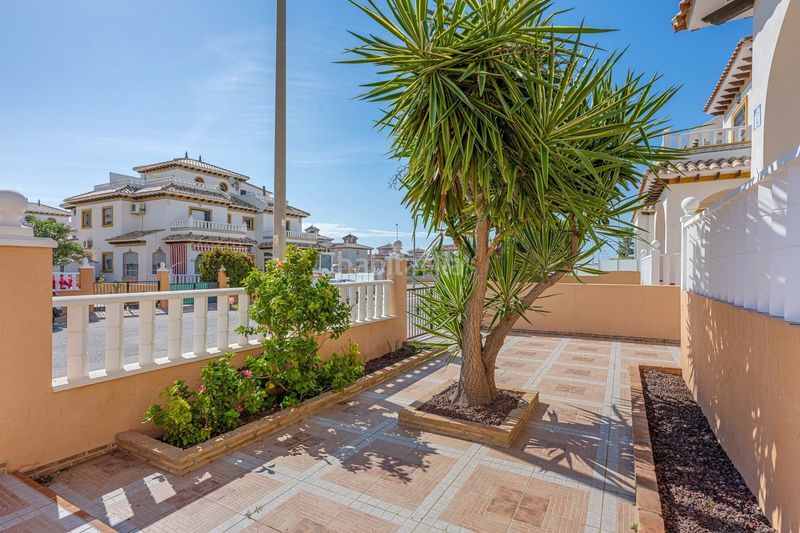 Foto e69a9bdb-a5a1-4828-acb3-7263f48b97bd. Casa adossada amb piscina a Lomas de Cabo Roig - Los Dolses Orihuela