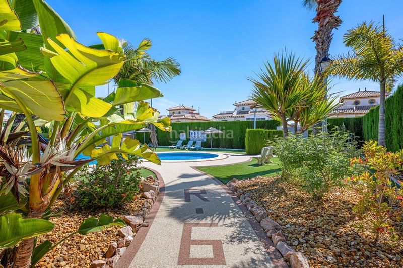 Foto fe90fda8-445a-40cb-a6dd-5181c5d201a2. Casa adossada amb piscina a Lomas de Cabo Roig - Los Dolses Orihuela