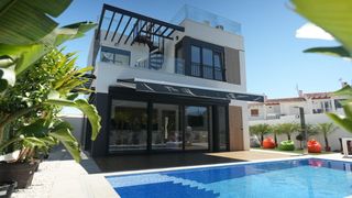 Chalet in Barranco Hondo. Villa moderna de tres dormitorios en la ciudad de la nucía, prov