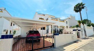 Casa adossada a Los Balcones y los Altos. Casa de tres dormitorios con vistas al mar en la zona de los alt