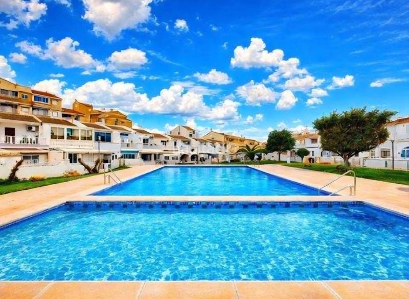 Foto e394fbb5-d786-4277-9e34-1ab58d0f9856. Casa adossada amb piscina a nueva Torrevieja Torrevieja