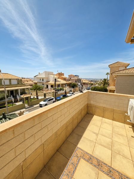 Foto f3ba6b2c-0587-4280-9e42-389211ce2c8f. Xalet amb piscina a Aguas Nuevas Torrevieja